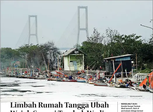  ??  ?? BERSELIMUT BUIH: Kondisi Sungai Tambak Wedi kemarin. Buih di permukaan diduga berasal dari limbah rumah tangga warga sekitar.