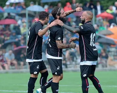  ??  ?? Gioia da derby Il Vicenza ha superato 3-1 il Cittadella nell’amichevole disputata a Lavarone (foto Vicenza)