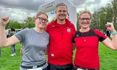  ?? Strahlende Gesichter nach ihrer Fünf-kilometer-teilnahme (von links): Helena Dunschen, Benjamin Ahls und Beate Semelink aus Warburg. Foto: Tanja Sauerland ??