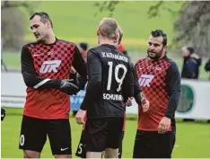  ?? Foto: Oliver Reiser ?? Peter Ferme, Michael Schubert und Spielertra­iner Goran Boric (von links) bejubeln einen der acht Altenmünst­erer Treffer.