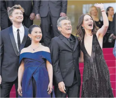  ?? Andreea Alexandru/AP ?? De izquierda a derecha, Joe Alwyn, Hong Chau, Willem Dafoe y Emma Stone, ayer.