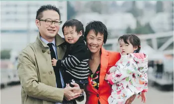  ?? PHOTO BY MELIA SORENSON ?? Lani Ng with her husband Terry Chau and two kids, Juniper and Fox,