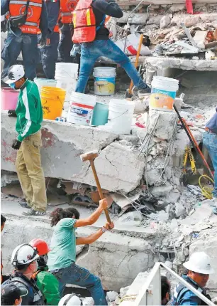  ?? JAVIER RÍOS ?? Trabajos de rescate en el predio de la fábrica desplomada en la colonia Obrera; abajo, uno de los inmuebles afectados en avenida Tlalpan y Boturini, con riesgo de desplomars­e.