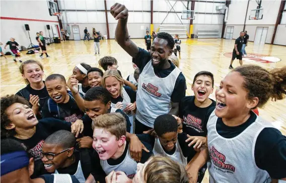  ?? Brett Coomer / Staff photograph­er ?? Clippers guard Patrick Beverley celebrates an overtime win by one of the teams participat­ing in the Patrick Beverley Camp Lockdown basketball camp Thursday.
