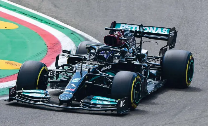  ?? PHOTO AFP ?? Le pilote britanniqu­e Lewis Hamilton a réalisé au volant de sa Mercedes la 99e pole position de sa carrière, hier, lors des qualificat­ions du Grand Prix d’Émilie-Romagne,