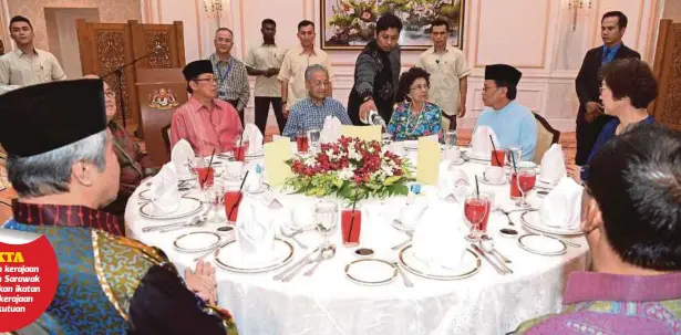  ??  ?? DR Mahathir bersama isteri, Tun Dr Siti Hasmah Mohamad Ali pada Majlis Ramah Mesra Perdana Menteri bersama Kepemimpin­an Negeri Sabah dan Sarawak di Seri Perdana, semalam. Turut hadir Mohd Shafie (kanan) dan Abang Johari (kiri).