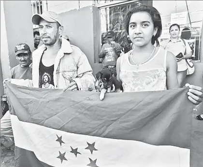  ??  ?? Integrante­s del Viacrucis Migrante, la mayoría hondureños, arribaron ayer a la frontera con Estados Unidos, con la esperanza de obtener asilo político ■ Foto Lindero Norte