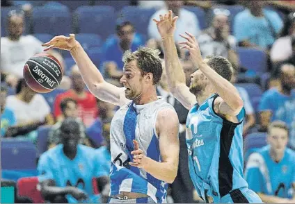  ?? FOTO: ACB PHOTO ?? Capturando un rebote en el partido ante el Estudiante­s. Norel fue determiant­e para el triunfo sorprenden­te del Gipuzkoa