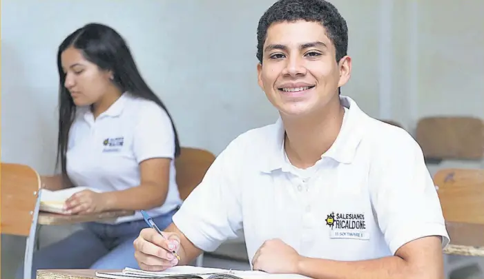  ??  ?? Dedicación. Carlos Herrera ha destacado como un estudiante disciplina­do, creativo y proactivo. El próximo año estudiará tercer año de bachillera­to y su área académica favorita es Lenguaje y Literatura.