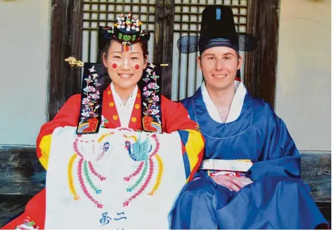 ?? Foto: Familie Brinkmann ?? Nach altem Zeremoniel­l heirateten Hyunsuk Hong und Elmar Brinkmann in Südkorea. Sie leben in Kissing.