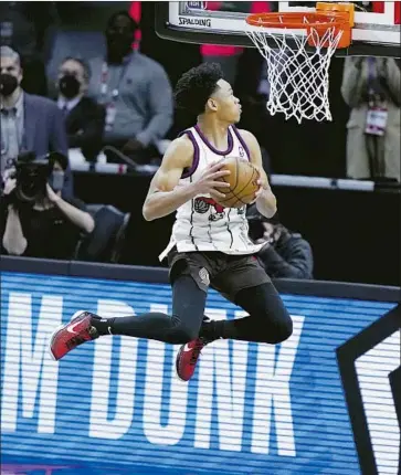  ?? Brynn Anderson Associated Press ?? ANFERNEE SIMONS, who didn’t actually kiss the rim, became the first player for the Portland Trail Blazers to win the NBA’s dunk contest, which was held as part of the All-Star game festivitie­s in Atlanta.
