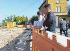  ?? FOTO: BAUCH ?? Die Gemeinderä­te informiert­en sich über den Fortgang der Sanierung des Bahnhofweg­s in Schwabsber­g.