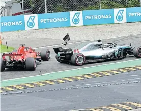  ?? AFP ?? El toque. Vettel y Hamilton, en la segunda chicana de Monza.