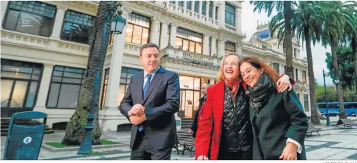  ?? LAVANDEIRA JR / EFE ?? Nadia Calviño y la alcaldesa de Coruña, Inés Rey, y el presidente de la Diputación, Valentín González Formoso, junto al edificio que alojará la Agencia.