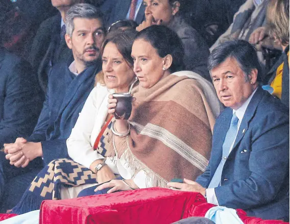  ?? Hernán zenteno ?? Peña, la vicepresid­enta Michetti y su hermana, y Pelegrina, de la Sociedad Rural