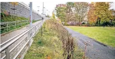  ?? RP-FOTO: ANNE ORTHEN ?? Auf dieser Wiese an der S-Bahn-Haltestell­e Rath Mitte soll der Sportpark in den nächsten Wochen gebaut werden.