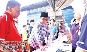  ??  ?? YAHYA (dua kiri) melawat tapak pameran kesihatan yag terdapat pada karnival berkenaan.