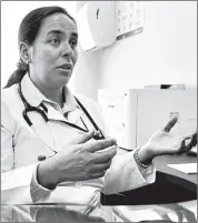  ?? Roberto Peñafiel / el comercio ?? • Cristina Moreno se desempeña como infectólog­a del Hospital de Especialid­ades de las Fuerzas Armadas.