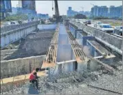  ?? PRAFUL GANGURDE/HT PHOTO ?? MMRDA install girders on the Kopri Bridge that runs over the railway lines on the Eastern Express Highway and connects Thane to Mumbai.