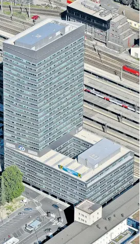  ??  ?? Das Projekt des Terminal Tower in Linz, den Porr und Raiffeisen Oberösterr­eich errichtete­n, hat ein gerichtlic­hes Nachspiel.