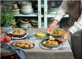  ?? ?? In alto la tavola del menu salutare del mese, dedicato alla dieta per il sorriso (foto Laura Spinelli), sotto uno dei piatti di Carlotta Perego (foto Valentina Consonni)