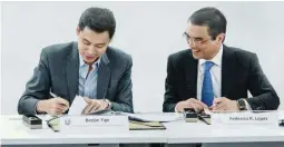  ??  ?? Benjie Yap (left), Chairman of Unilever Philippine­s Inc. and Federico R. Lopez, Chairman of First Gen Corporatio­n, are shown signing the power supply agreement for renewable energy-sourced electricit­y to underpin the operations of Unilever in the...