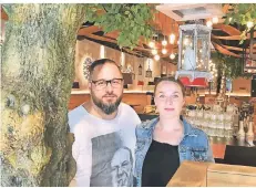  ?? FOTO: JULIA BRABECK ?? Emre und Lene Aydin (v.l.) haben in der Altstadt das Burger-restaurant Peter Pane eröffnet.