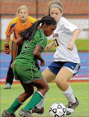  ?? Montgomery Media / BOB RAINES ?? Pennridge’s Natalia Pinkney reverses direction on Wissahicko­n’s Bailey Weber as she jockeys for a shot during last season’s action.