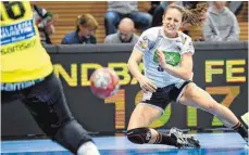  ?? FOTO: DPA ?? Kerstin Wohlbold (re.) im Vorbereitu­ngsspiel gegen Island.