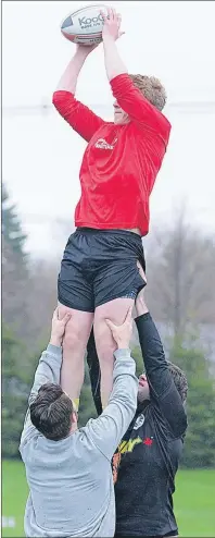  ?? JASON SIMMONDS/JOURNAL PIONEER ?? Reid MacBeth of the Three Oaks Axemen catches the ball during a lineout drill at Wednesday’s practice. Kyle Ross, left, and Devon Clark assist on the drill.