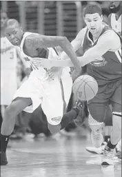  ?? CLIPPERS GUARD
Wally Skalij Los Angeles Times ?? Jamal Crawford and Warriors guard Klay Thompson go after a loose ball. The Clippers won to take a 3-2 series lead.