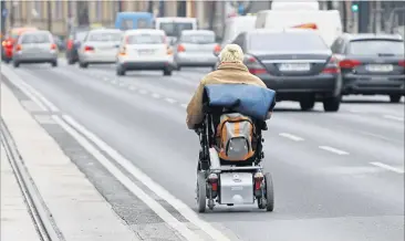  ?? [ Reuters/Lisi Niesner] ?? Auf der Fahrbahn dürfen Rollstuhlf­ahrer abseits von Veranstalt­ungen (am Bild eine Demo am Wiener Ring gegen Pflegegeld­kürzungen im Jahr 2010) auch dann unterwegs sein, wenn ein Gehsteig fehlt.