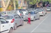  ?? AMAL KS/HT PHOTO ?? HT on Sunday found that all vehicles were parked on roadsides, instead of demarcated spaces.