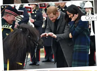  ??  ?? El tartán del abrigo de Meghan era muy parecido al de la manta del pony Cruachan IV. Otro detalle del estilismo de la ex actriz fue su bolso, un East/West Mini de Strathberr­y, en verde botella, que optó por llevarlo en bandolera.