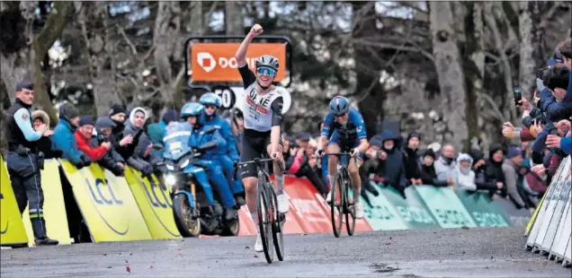  ?? ?? Tadej Pogacar supera a David Gaudu en la cima de La Loge des Gardes, final de la cuarta etapa de París-Niza.