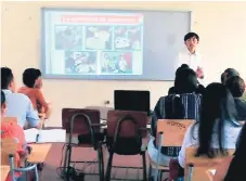  ??  ?? SALÓN. El voluntario Yu Sugiyama impartió capacitaci­ón a estudiante­s universita­rios.