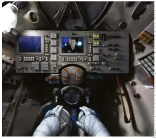  ??  ?? Right: Tim Peake uses Space Descent VR to relive his Soyuz TMA19M flight