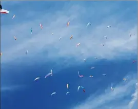  ?? (Photos F. W) ?? Telle une nuée d’oiseaux multicolor­es observée dans le ciel la semaine dernière, les parapentis­tes attendent le feu vert de la compétitio­n.
