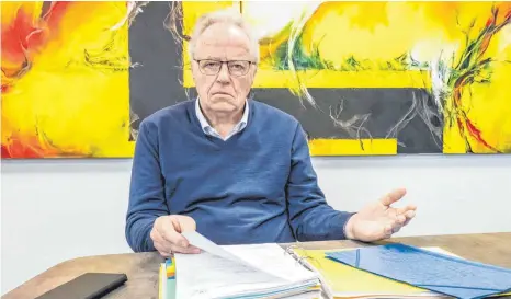  ?? FOTO: MARK HILDEBRAND­T ?? Konrad Möbus hat Unterlagen mit zum Gespräch in die Redaktion gebracht. Der Vorgang nimmt bei ihm im Aktenschra­nk jetzt schon einigen Platz ein.