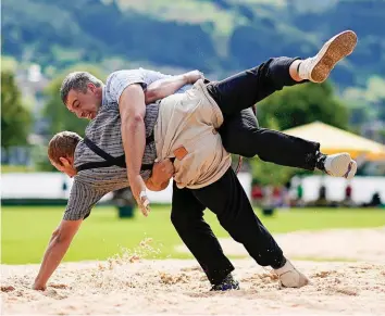  ?? FRESHFOCUS ?? Der 23-jährige Samuel Giger (hinten) gilt als Favorit Nummer 1 beim Kilchberge­r.