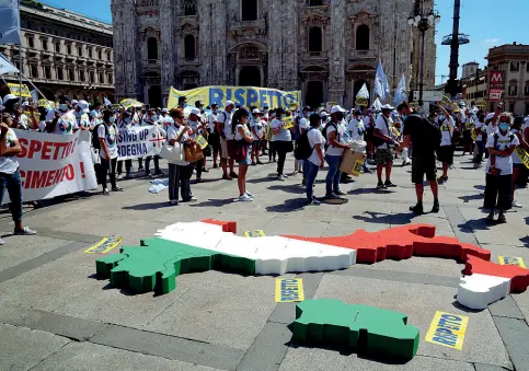  ?? (foto Piaggesi) ?? Flash mob
La manifestaz­ione nazionale degli infermieri ieri mattina in piazza Duomo. Parola chiave: «Rispetto»