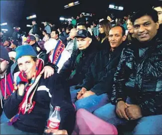 ?? CREU ROJA ?? Ansir Hussain, primer per la dreta, va veure el partit amb els seus amics del CRAB
