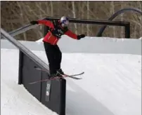  ??  ?? Gu competes without using poles due to hand injuries in the women’s freeski slopestyle final at the FIS Snowboard and Freeski World Championsh­ips on March 13.