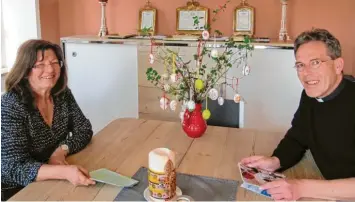  ?? Foto: Hans Bosch ?? Sind der Meinung, dass die Osterzeit wegen der Corona-Pandemie viele Menschen zum Umdenken veranlasst: die Diözesanra­tsvorsitze­nde Hildegard Schütz aus Edenhausen und Dekan Klaus Bucher, Pfarrer in Breitentha­l.