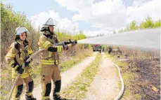  ?? FOTO: MICHAEL HESCHELER ?? Knapp vier Stunden lang benötigt die Feuerwehr Sigmaringe­n, um den Waldbrand oberhalb von Laiz zu löschen.