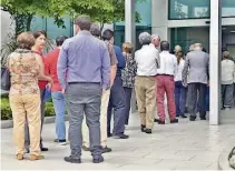  ?? FRANCISCO VERNI ?? ► Decenas de docentes, exdecanos y exrectores de la Universida­d de Guayaquil acudieron ayer a la Contralorí­a.