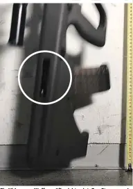  ??  ?? Ein Video vom Waffenprüf­bericht zeigt: Das Sturmgeweh­r Steyr AUG schlägt auf dem Boden auf, der Verschluss schnellt nach hinten und dann wieder nach vorne