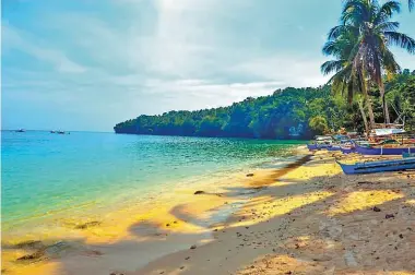  ??  ?? Alorro Beach iti San Remegio, Kaputian District. (Pammadayaw ti Instagram)