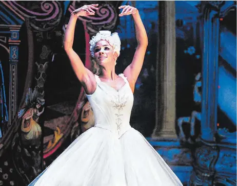  ??  ?? La bailarina del New York City Ballet, Misty Copeland, participa en el filme El Cascanuece­s y los Cuatro Reinos.