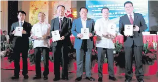  ??  ?? A Chinese delegation presents Xi Jinping’s books entitled: “The Governance of China” to former Senate President Aquilino Pimentel and Speaker of House of Representa­tives Pantaleon Alvarez on February 27, 2018.